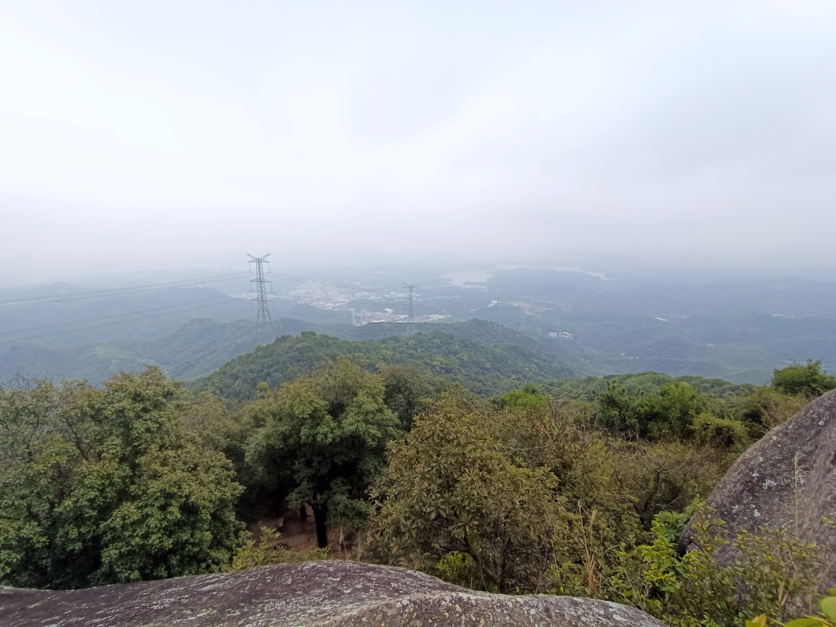 山顶的风景，遥望深圳市区，一瞬间觉得“轻舟已过万重山”，已经走过了这许多的路程