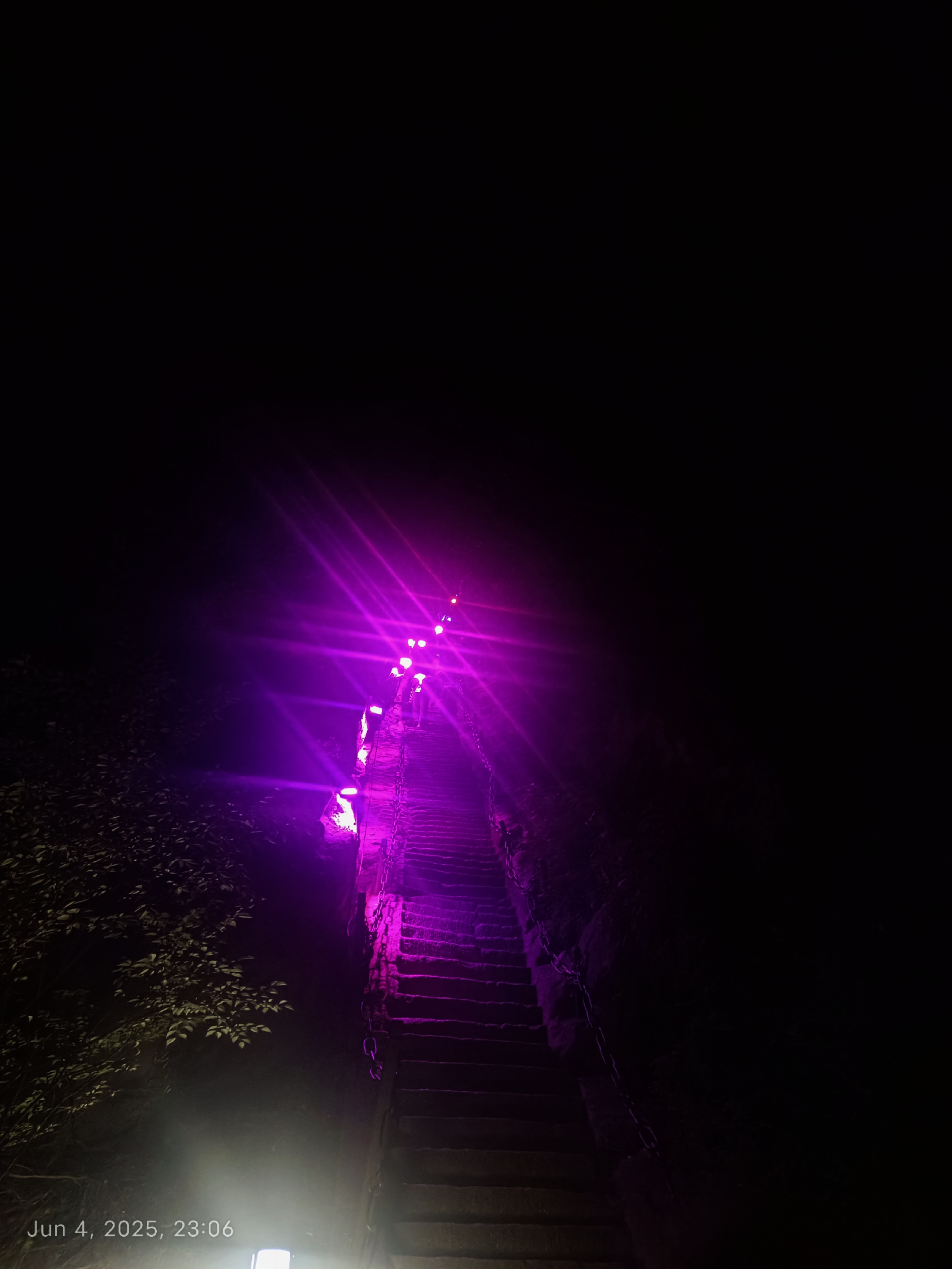 不敢直视,绚丽的灯光营造地更加恐怖了