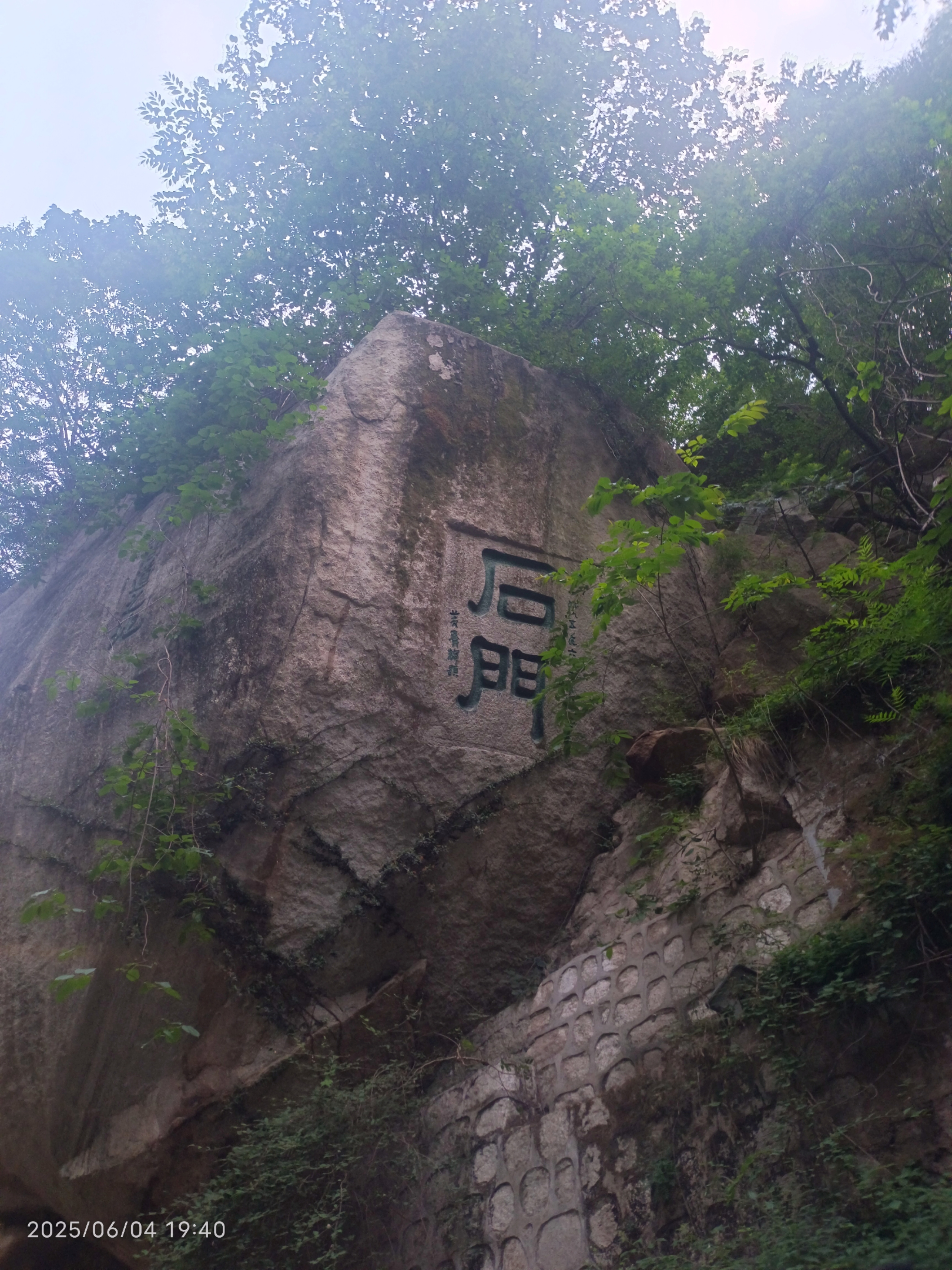 石门,似乎就是个山洞