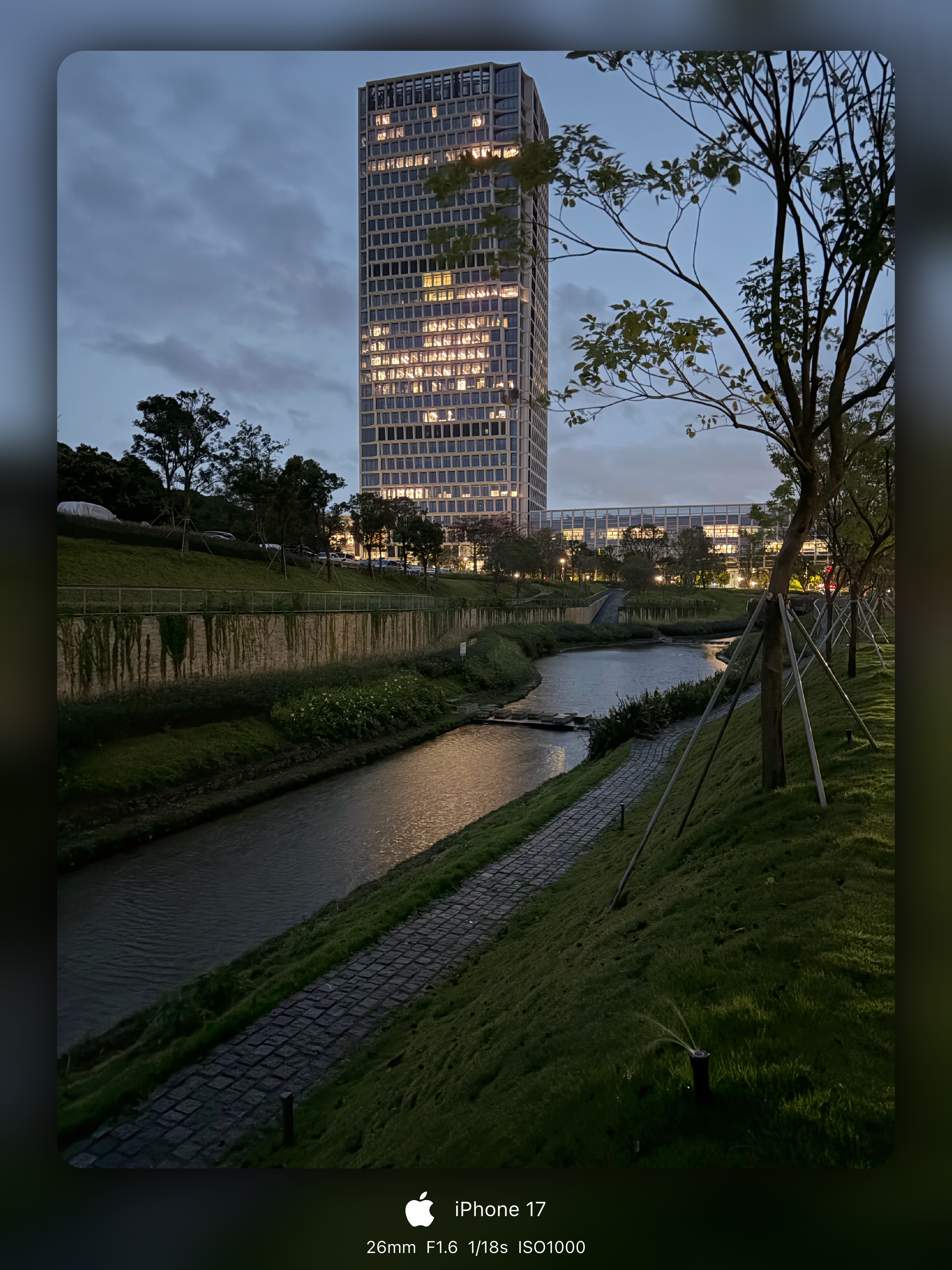 下课后，风雨中回实验室的路上