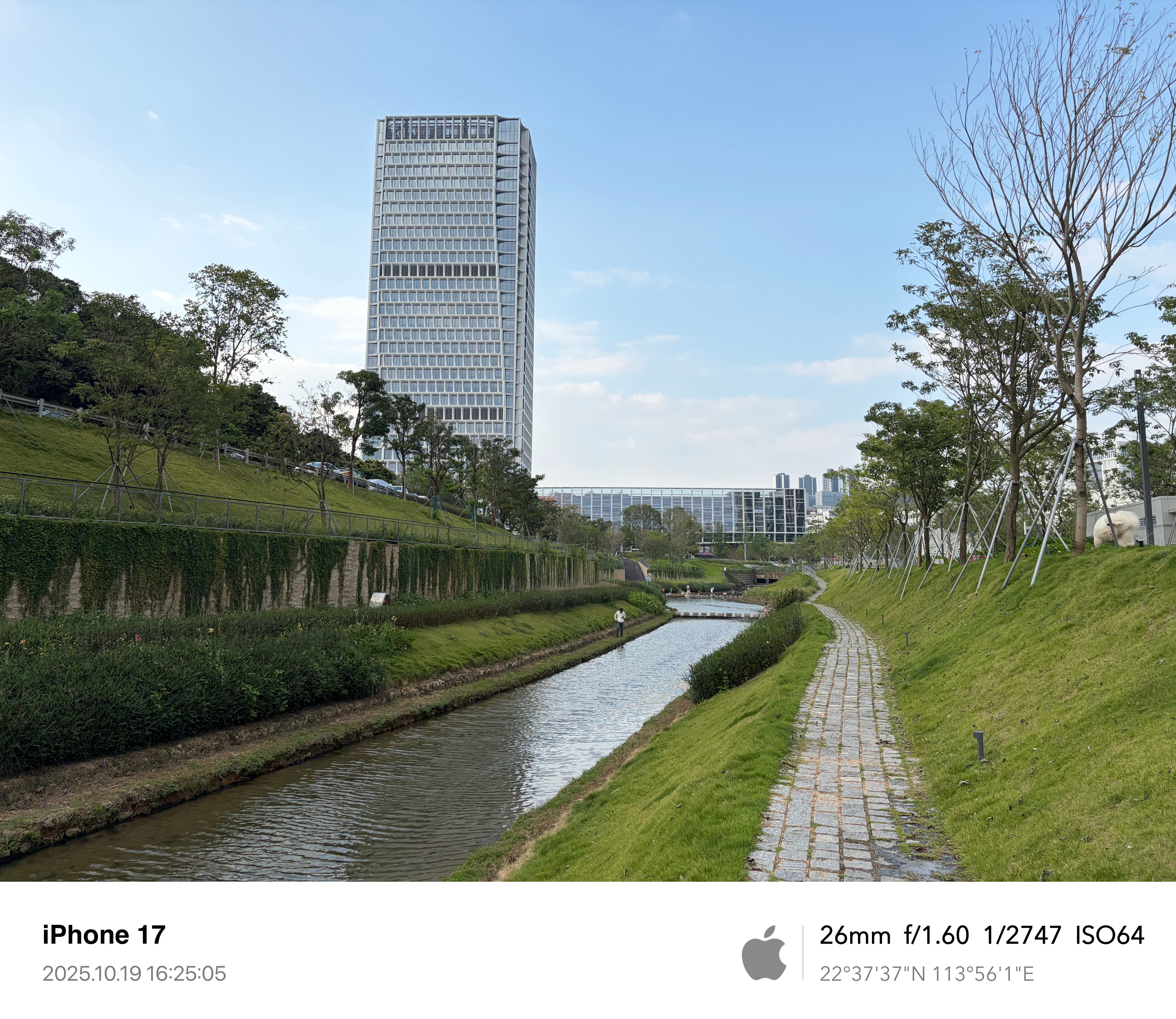 周末实验室前的西丽湖步道，许多人来钓鱼
